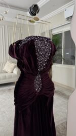 ⁦فستان مخمل بتطريز يدوي⁩ - الصورة ⁦4⁩