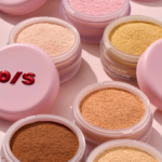 ⁦ون سايز بودرة منثورة - العسل الحلو - للبشرة الفاتحة إلى المتوسطة إلى الداكنة 6.5 جم⁩ - الصورة ⁦2⁩