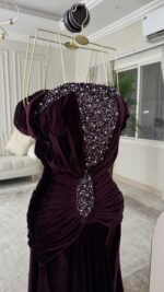 ⁦فستان مخمل بتطريز يدوي⁩ - الصورة ⁦2⁩