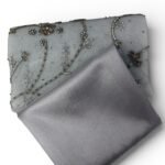 ⁦قطعة قماش تول مطرز بزخارف نباتية – رمادي ناعم 3متر⁩ - الصورة ⁦2⁩