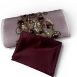 بانو مطرز باللون البرغندي والذهبي