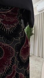 ⁦فستان سهرة فاخر من القطيفة الكورية بتطريز راقٍ⁩ - الصورة ⁦2⁩