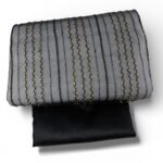 قطعة المطرّز بلون رمادي بخطوط طولية متداخلة