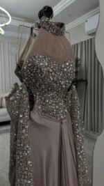 ⁦فستان سهرة فاخر بتطريز لامع وتصميم ملكي⁩ - الصورة ⁦3⁩