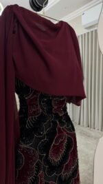 ⁦فستان سهرة فاخر من القطيفة الكورية بتطريز راقٍ⁩ - الصورة ⁦2⁩