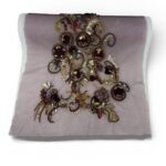 ⁦بانو مطرز باللون البرغندي والذهبي⁩ - الصورة ⁦3⁩