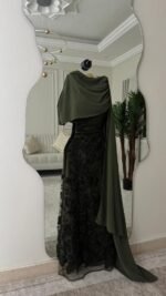 ⁦فستان تل على ورود⁩ - الصورة ⁦2⁩