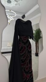 ⁦فستان سهرة فاخر من القطيفة الكورية بتطريز راقٍ⁩ - الصورة ⁦3⁩