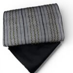 ⁦قطعة المطرّز بلون رمادي بخطوط طولية متداخلة⁩ - الصورة ⁦2⁩