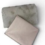 قطعة المطرّز بلون رمادي بخطوط طولية متداخلة