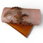 بانو مطرّز بتصميم فني راقٍ