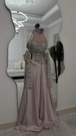 ⁦فستان سهرة فاخر بتطريز لامع وتصميم ملكي⁩ - الصورة ⁦2⁩