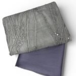 قطعة المطرّز بلون رمادي بخطوط طولية متداخلة