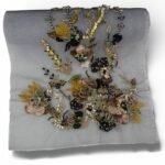 ⁦بانوه بتطريز فاخر وريش وقصاصات شمواه⁩ - الصورة ⁦2⁩