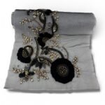 ⁦بانو تركيب ورود مطرز⁩ - الصورة ⁦3⁩