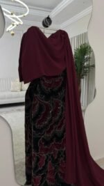 ⁦فستان سهرة فاخر من القطيفة الكورية بتطريز راقٍ⁩ - الصورة ⁦3⁩