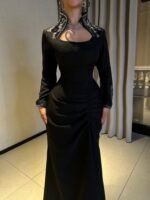 ⁦فستان سهرة أسود فاخر بزمزمة "درابيه" وأكمام مطرزة بالفضة⁩ - الصورة ⁦2⁩