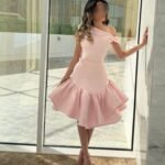 فستان سهرة وردي ناعم بقصة كتف واحد أنيقة