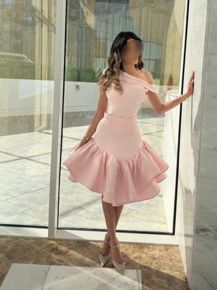 04ff7d08-9c1b-4139-ab38-0fe38a735f7f-750x1000-4XxmFVO7Hsjbvt8wCgvLVfF3fGTof6LOSb2aiA6t.jpg فستان سهرة وردي ناعم بقصة كتف واحد أنيقة - الصورة 1