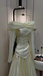 ⁦فستان سهرة أوف شولدر عاجي مطرز⁩ - الصورة ⁦3⁩