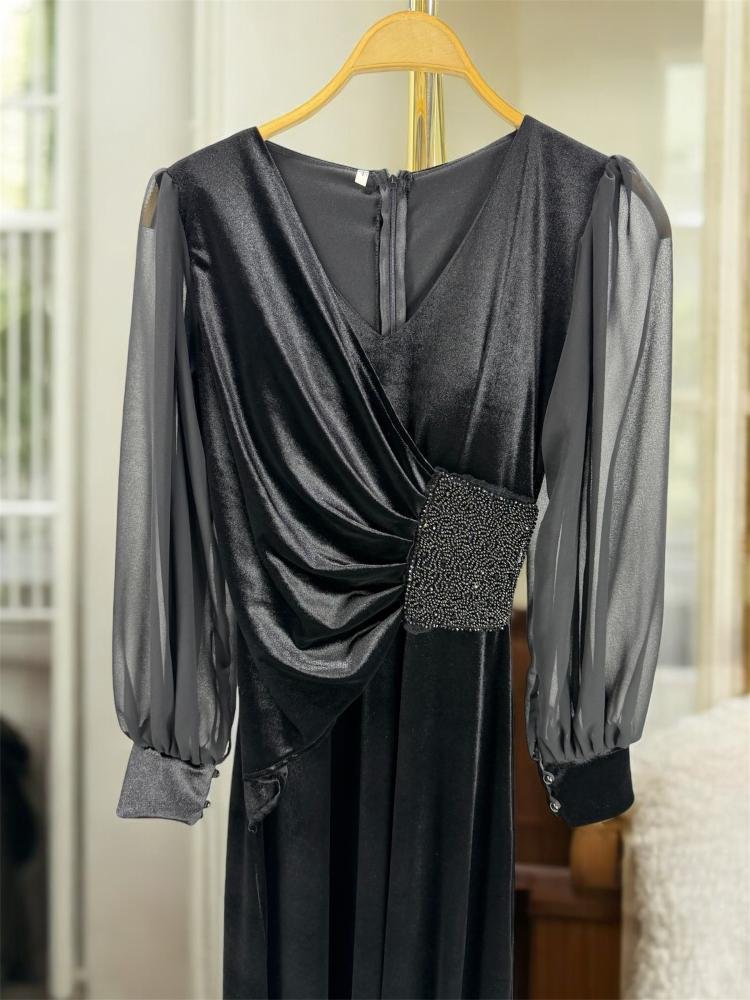 08f06927-3be3-486b-bfcd-9850f3c997a6-750x1000-MECXFWgSXcxVjrbbSbVYu6oeGbDcKATmwOOWEggr.jpg فستان جوخ بصدرية مطرزة - الصورة 1