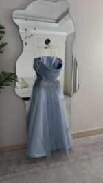 ⁦فستان ميكادو وتل مطرز وفصوص زوكون⁩ - الصورة ⁦3⁩