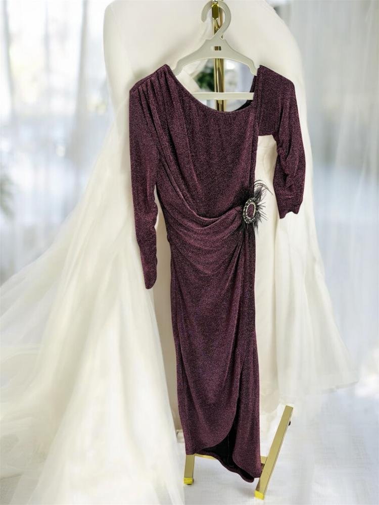 0a7e2325-fb0f-48d3-85d0-d1a8a34d2b8d-750x1000-9hy0FFBmwAKgzxvwVU6LGSLpjXv2rDWyT4UjaKuu.jpg فستان جوخ بصدرية مطرزة - الصورة 1