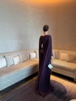 ⁦فستان سهرة بنفسجي فاخر بكاب انسيابي ودانتيل راقي⁩ - الصورة ⁦2⁩