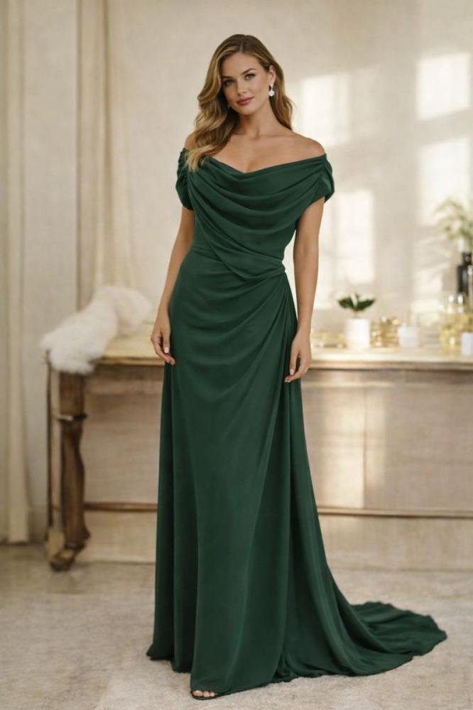 0d293973-92a7-4564-867a-09141a4a79be-666.66666666667x1000-Dc0MCLNInkl98eB3FlivjIi3KKkhTJsos1XmoTeD.jpg فستان جوخ بصدرية مطرزة - الصورة 1