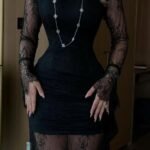 فستان سهرة أسود فاخر بقصة أنثوية جذابة وتفاصيل دانتيل