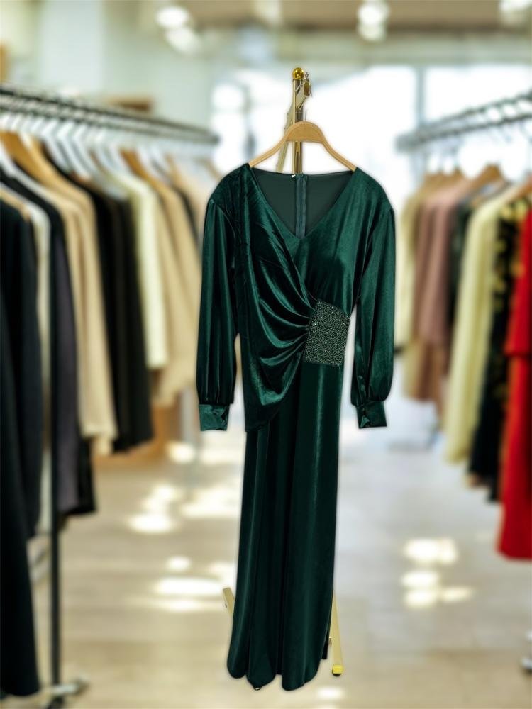 141bdbdf-a032-4260-8793-13d3eedd1b94-750x1000-NDAla8aa1fGGKxnzcco7kZl3bg3SmTt9o8JRkDXN.jpg فستان جوخ بصدرية مطرزة - الصورة 1