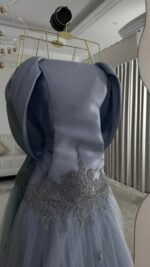 ⁦فستان ميكادو وتل مطرز وفصوص زوكون⁩ - الصورة ⁦2⁩