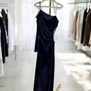 فستان جوخ بصدرية مطرزة