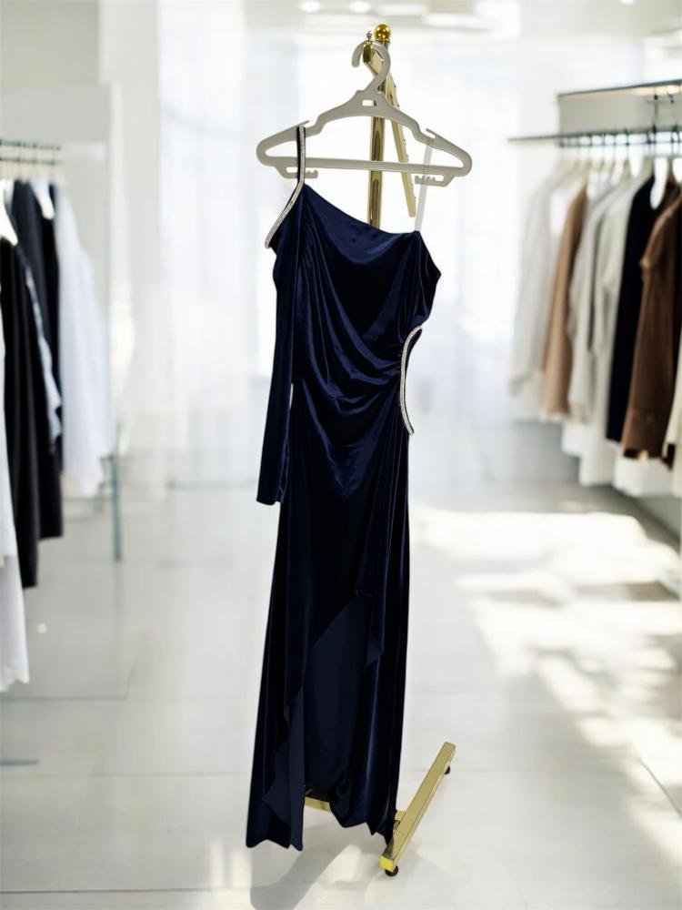 15d73a6b-215d-48c1-b6bc-2747a99bd755-750x1000-iW4ExMZl5sxpDo7XM1AIyN0yAl3tdYH8rwqwOcvQ.jpg فستان جوخ بصدرية مطرزة - الصورة 1