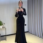 فستان سهرة أسود فاخر بزمزمة "درابيه" وأكمام مطرزة بالفضة