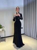 فستان سهرة أسود فاخر بزمزمة "درابيه" وأكمام مطرزة بالفضة