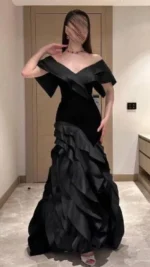 ⁦فستان سهرة أسود فخم بقصة أوف شولدر⁩ - الصورة ⁦2⁩