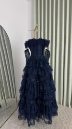 ⁦فستان سهرة نيلي فاخر بطبقات الدانتيل وتصميم كورسيه⁩ - الصورة ⁦2⁩