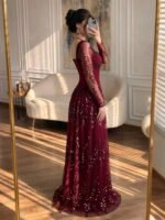 ⁦فستان سهرة خمري فاخر مطرز⁩ - الصورة ⁦2⁩