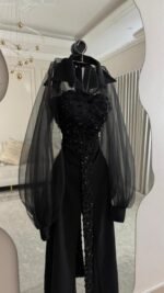 ⁦طقم سهرة أسود فاخر بتفاصيل شفافة وتطريز لامع⁩ - الصورة ⁦2⁩