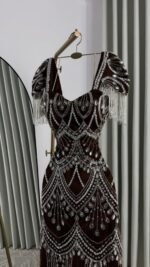 ⁦فستان سهرة بيج مطرز بالكريستال | فساتين مناسبات فخمة⁩ - الصورة ⁦2⁩