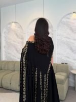 ⁦فستان سهرة أسود فاخر بتفاصيل سلاسل ذهبية⁩ - الصورة ⁦3⁩