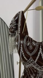 ⁦فستان سهرة بيج مطرز بالكريستال | فساتين مناسبات فخمة⁩ - الصورة ⁦4⁩