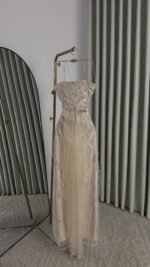 فستان سهرة نيود ملكي مرصع بالكريستال واللؤلؤ