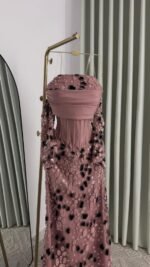 ⁦فستان سهرة وردي موف فاخر بتطريز يدوي فاخر وقصة أنثوية ملكي⁩ - الصورة ⁦2⁩