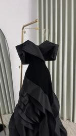 ⁦فستان سهرة أسود فخم بقصة أوف شولدر⁩ - الصورة ⁦3⁩