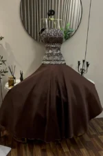 ⁦فستان سهرة بني فاخر بتطريز يدوي كورسيه وتنورة ساتان⁩ - الصورة ⁦2⁩
