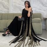 فستان سهرة أسود فاخر بتفاصيل سلاسل ذهبية