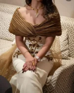 ⁦فستان سهرة فاخر بتطريز ذهبي مع شال درابيه أنيق⁩ - الصورة ⁦3⁩