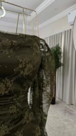 ⁦فستان سهرة دانتيل فاخر بأكمام شفافة⁩ - الصورة ⁦2⁩